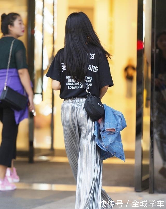 短裤 打底裤才是穿搭主角,修身的版型凸显身材,真佩服她!