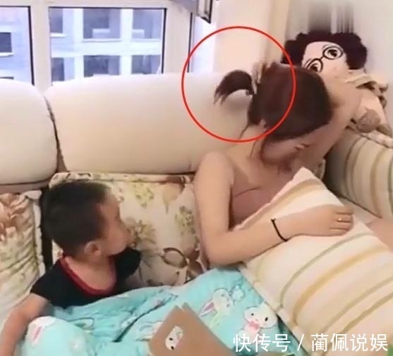 姐弟|相差20岁的姐弟打架,姐姐向妈妈哭诉,4岁却弟弟一脸云淡风轻