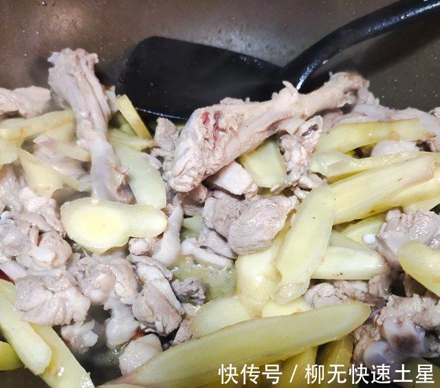 美食天下|鸭肉烧苦瓜，家常小炒，美味可口！