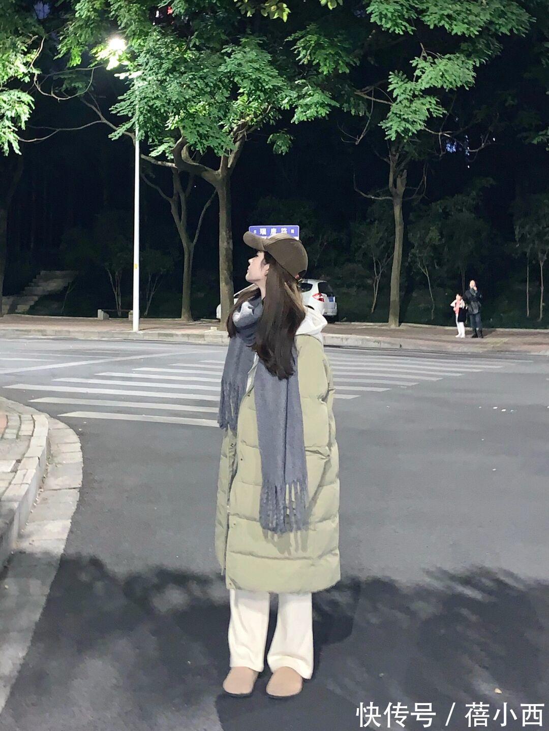 美眉|穿羽绒服下装搭什么才时髦?首选“小白裤”和“半身裙”,真好看