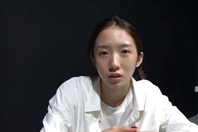 孟美岐彩排没化妆，头顶发量稀疏，助理镜头下，22岁纯素颜引热议