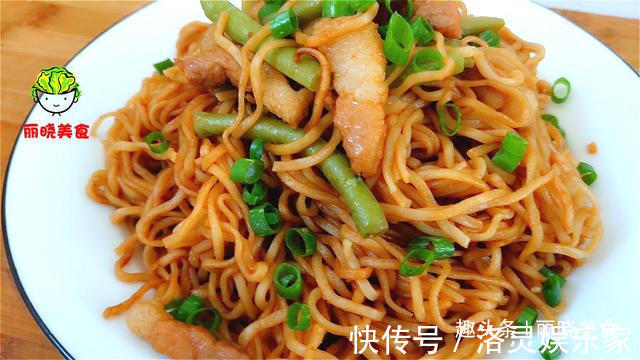 面条别再水煮了，换种新吃法，比凉拌的好吃百倍，我家一周吃5次