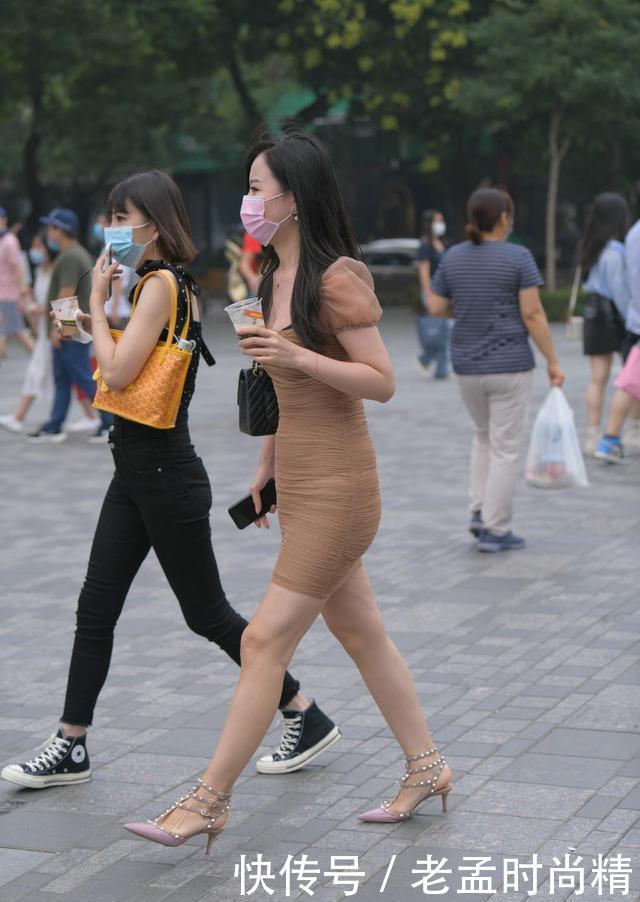 时髦|街拍:美不美看穿搭, 穿修身压褶裙出行, 让造型变得时髦又优雅