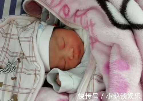 智商|宝宝出生后,眼睛啥时候睁开?睁眼早晚和智商有关?家长提前了解