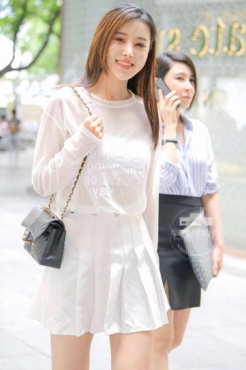 米莉说时尚：亮色短裙穿起来很有气质，举手投足间显高贵典雅！