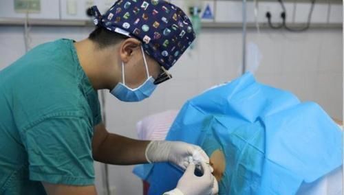 分娩|顺产妈妈“开指”慢，丈夫的举动堪称教科书，网友：百年一遇