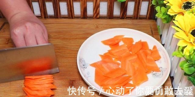 青椒|油豆腐别再煮着吃了,教你特色做法,开胃又下饭,上桌汤汁都不剩