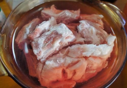 炖排骨|炖排骨汤,先焯水或者直接炖都不对,学会正确做法,肉软汤鲜