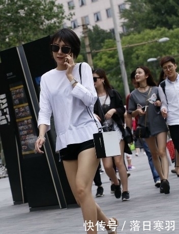 显瘦|街拍:戴墨镜的美女,黑色短裤搭配白色T恤,显瘦又不失时髦