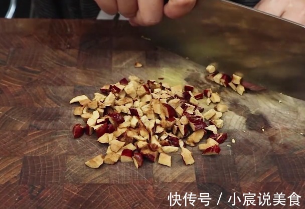南瓜别再炖着吃了，加入一把大枣，筷子搅一搅，蓬松暄软，太香了