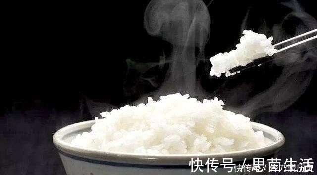 蒸米饭技巧:只要加了“它”,米饭香甜,奶奶用了一辈子,太实用