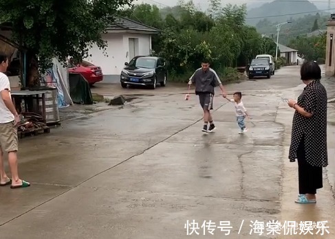 比娃|“土豪舅舅”带娃提着肉走出六亲不认的步伐,有趣的灵魂万里挑一