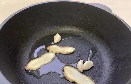 土豆去皮放案板上切成块，鲜香入味，好吃到汤都不剩