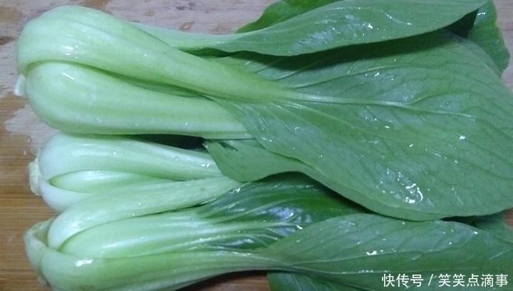 鸡蛋豆腐|夏天,用这菜包饺子最香,2块钱一斤,比韭菜鲜,比肉饺子解馋