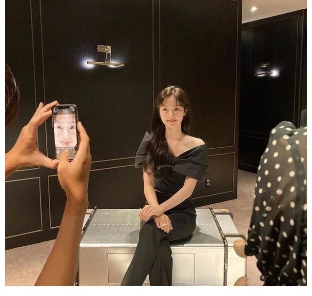 光洙|认真签名中的宋智孝，比心+wink