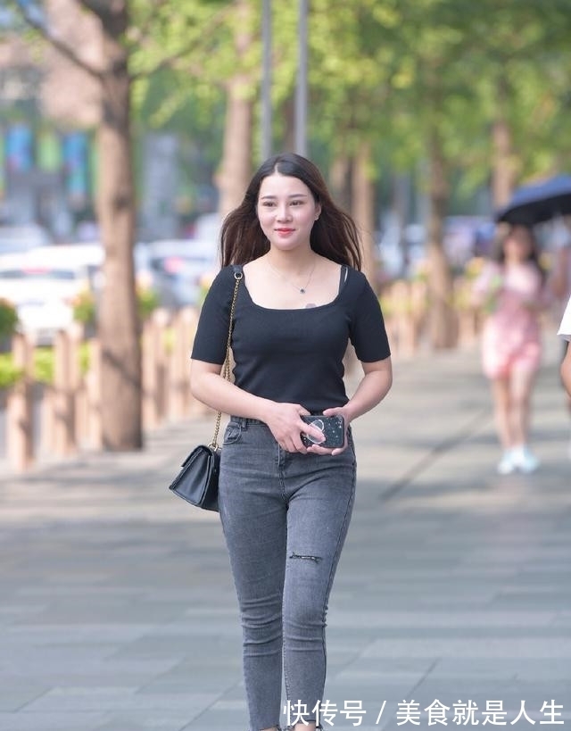 穿搭 方领上衣搭配破洞牛仔裤,显示显腿细,错过太可惜