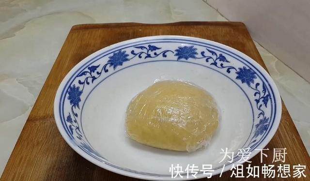 保鲜膜|中秋节别买月饼了，擀杖擀一擀，外皮香酥又掉渣，没烤箱也能成功