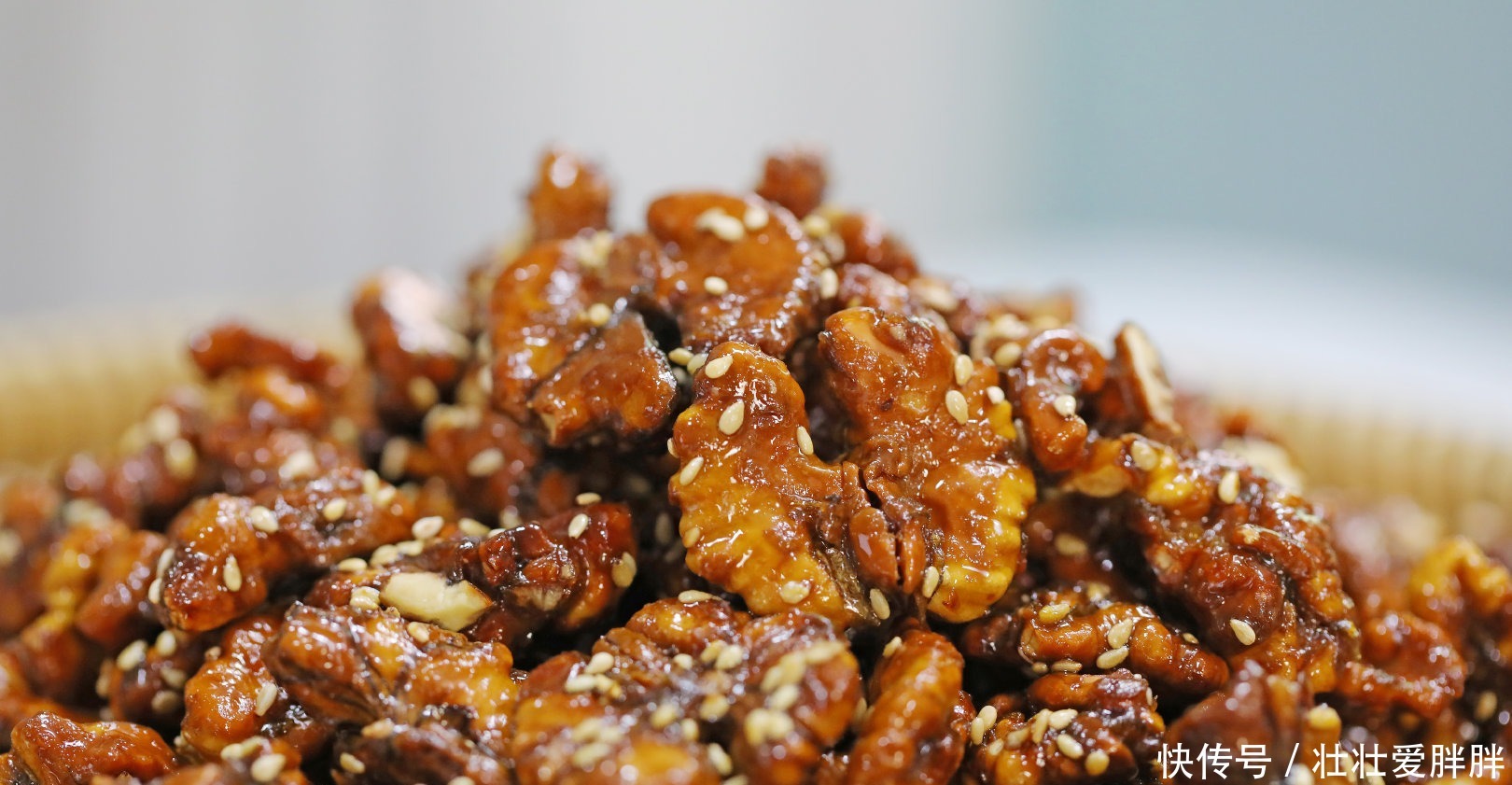 别再买坚果零食吃了，自己在家就能做，酥脆香甜，没有一点苦涩味！