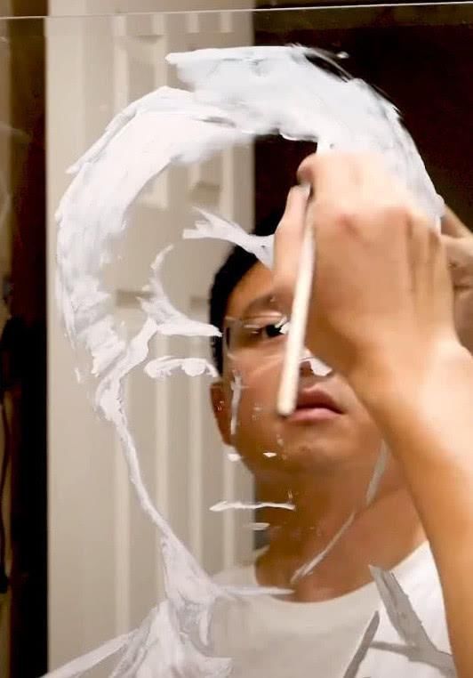 牙膏|有种“变脸”叫做牙膏画,明明是王一博,关灯却变王俊凯,跪服了