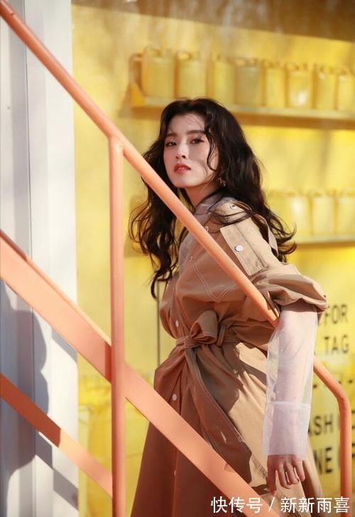 小姐姐|小姐姐好美,风衣裙内搭透明薄纱时尚又性感,卷发好洋气