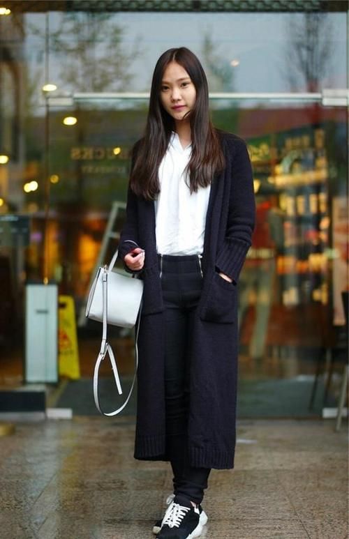 美女穿一条粉色的百褶裙，穿出青春洋溢的时尚范