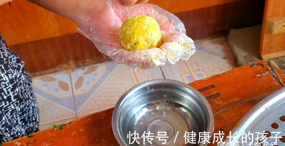 玉米面菜团子好吃有诀窍，不烫面不和面，薄皮大馅，真好吃