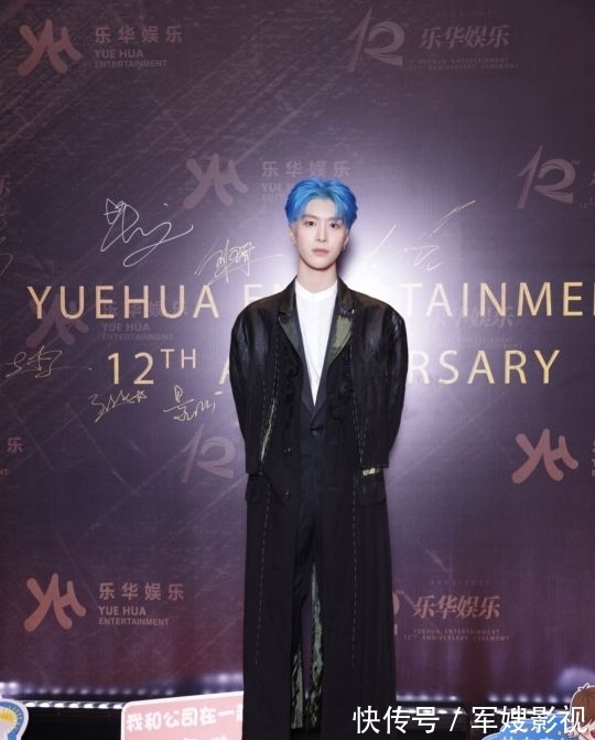 发型|范丞丞又染新发色了!蓝色渐变发型“撞衫”机场工作人员