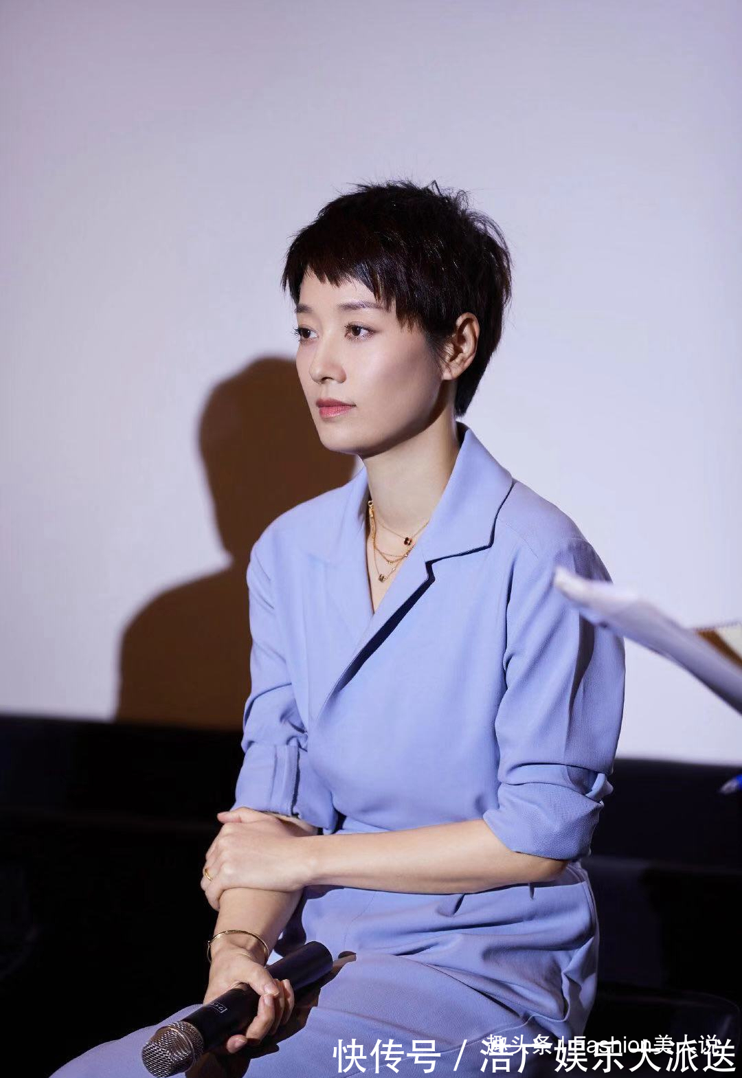 头发|马伊琍又穿一身淡紫色套装,仅仅只是将头发剪短,气质就不一样了