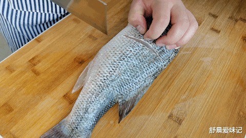  清蒸鱼，不要上来就放盐，教您小妙招，鲜嫩多汁，不柴也不腥