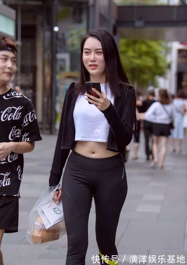 曲线|百搭的连衣裙，彰显女性美丽曲线，又甜又酷