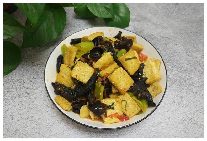 炒豆腐,不要直接下锅煎,多加这一步,豆腐外焦里嫩无豆腥味