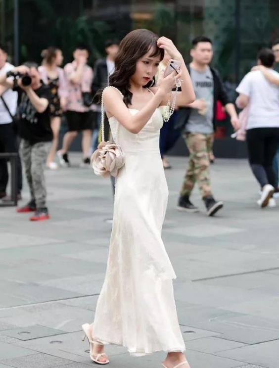 街拍:气度不错的时尚辣妈,淡紫色连衣裙美观舒适