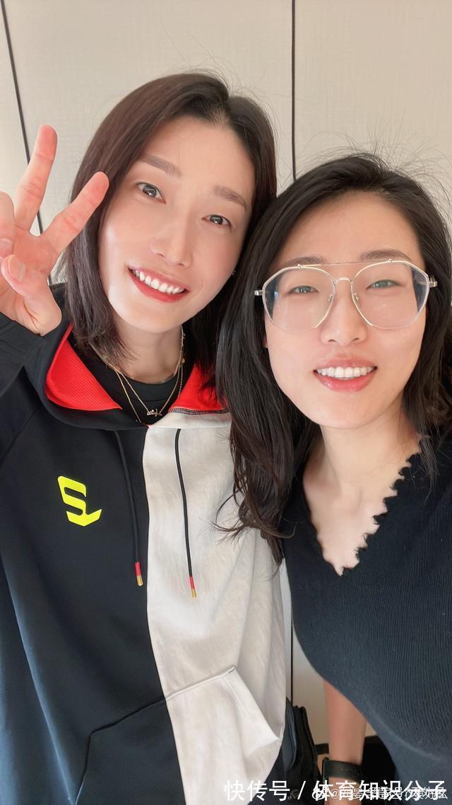 金软景|中国女排1米88国手神奇出圈!拍广告现场:身边男搭档被车推着走