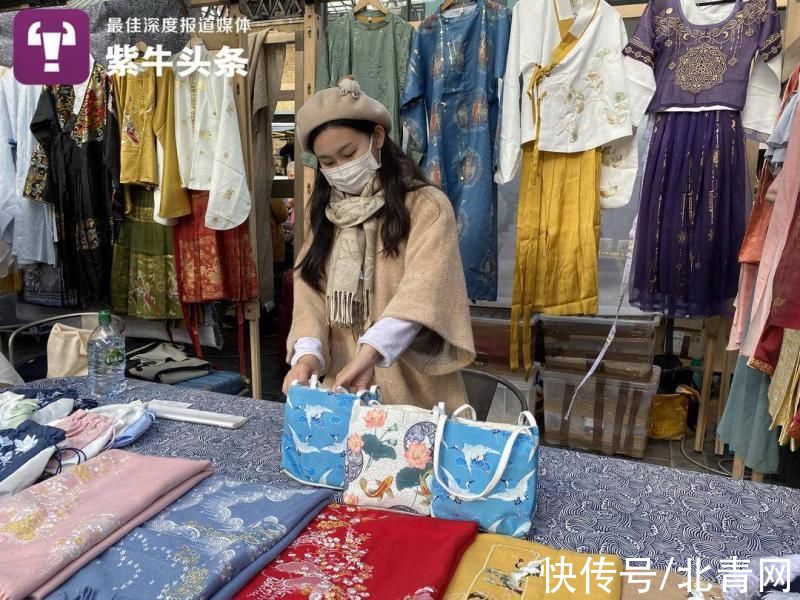 中国传统文化#三名95后留学生在伦敦摆摊卖汉服 不为赚钱只为“吆喝”中华传统文化