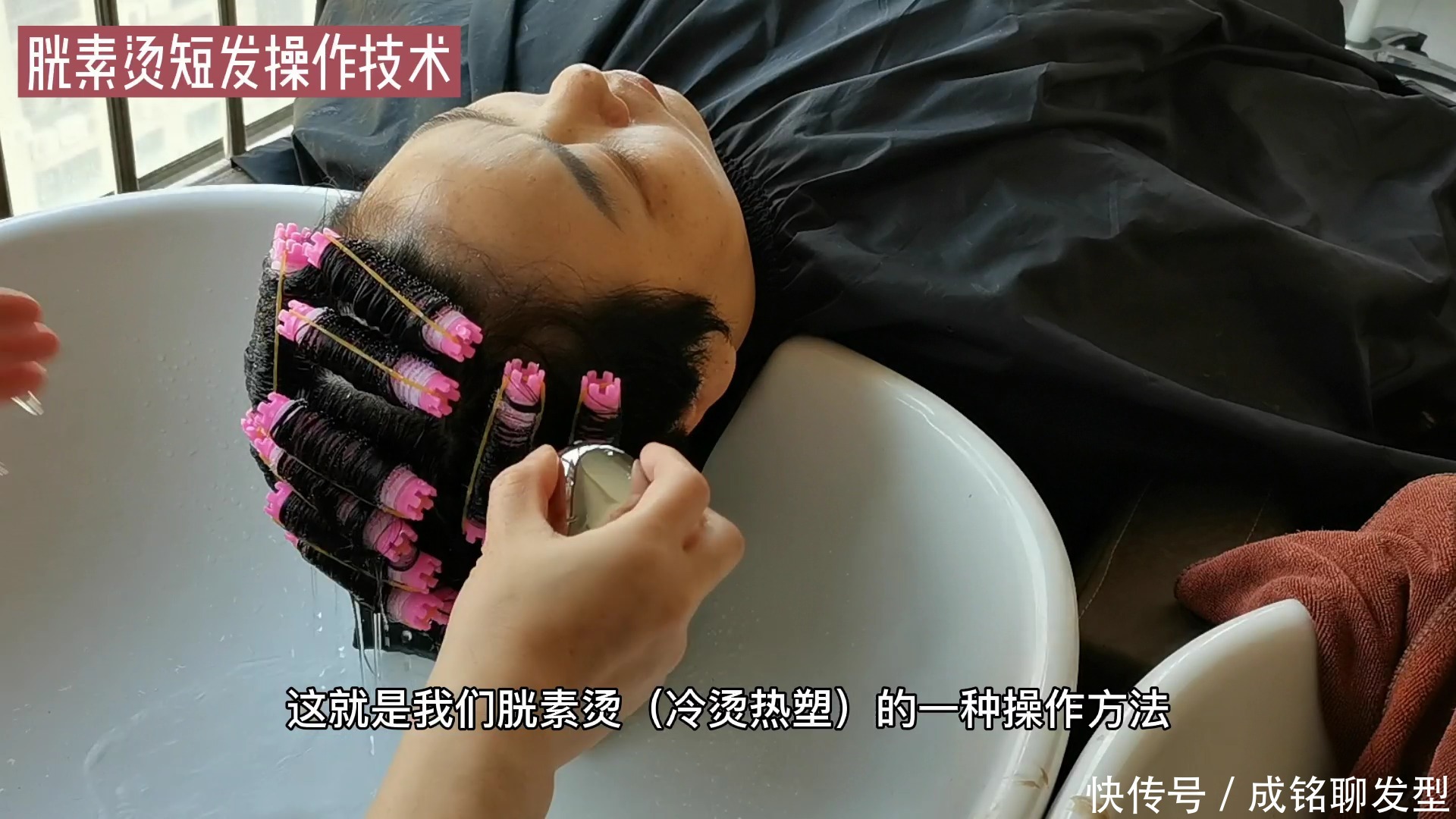 50岁脸大的女人别总烫小卷,用发根摩根烫纹理,干练减龄好打理