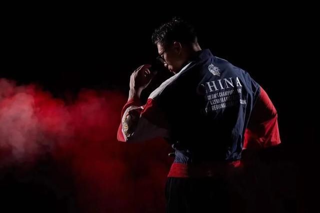 「冠军同款战袍」身披战袍者,无惧风霜,勇攀高峰