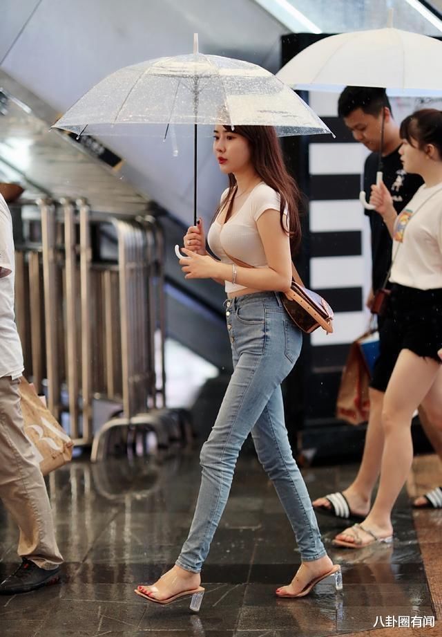 时尚好看的瑜伽裤装扮显得古韵别致，提升你的着装品味，充满童趣