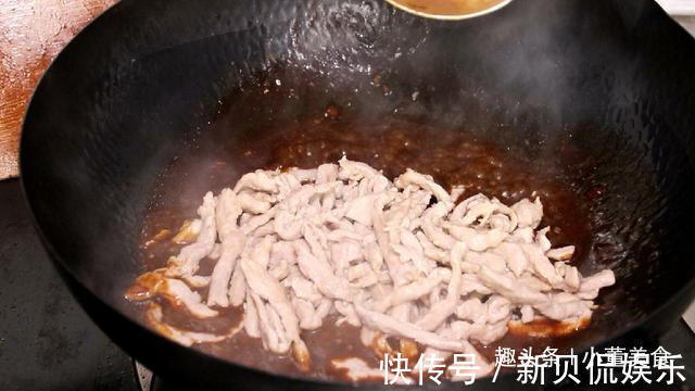 不管炒什么肉，都不要直接下锅炒，多加这一步，肉不粘锅更滑嫩