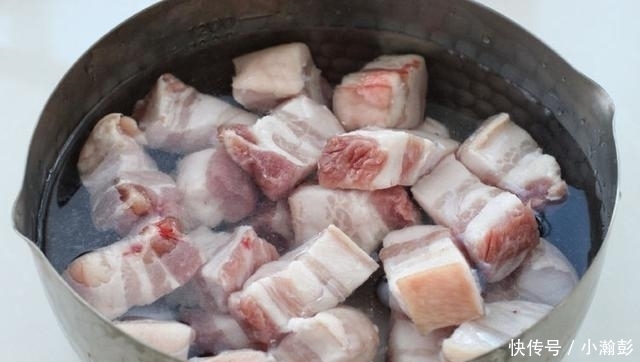 糖色|觉得红烧肉太油腻?有种不炒糖色不放油的做法,老人小孩都爱吃