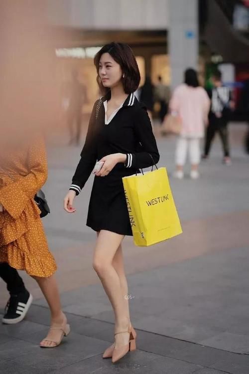街拍美女：高跟鞋让女性变得自信，出街显得更迷人