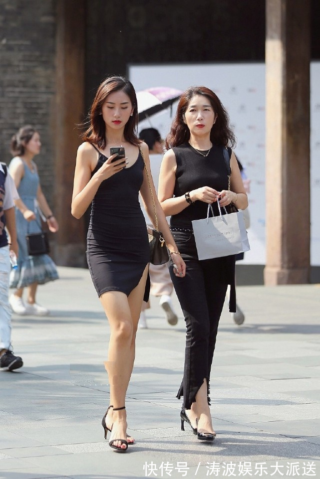 小清新|美女街拍时尚靓丽的小姐姐,一字肩衬衫搭配短裙,尽显性感魅力
