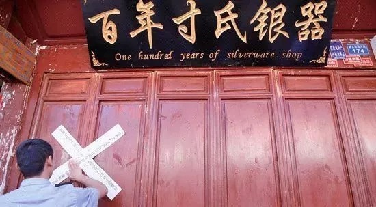 钢印|孩子满月时2000块买的银饰，没多久就氧化发黄？