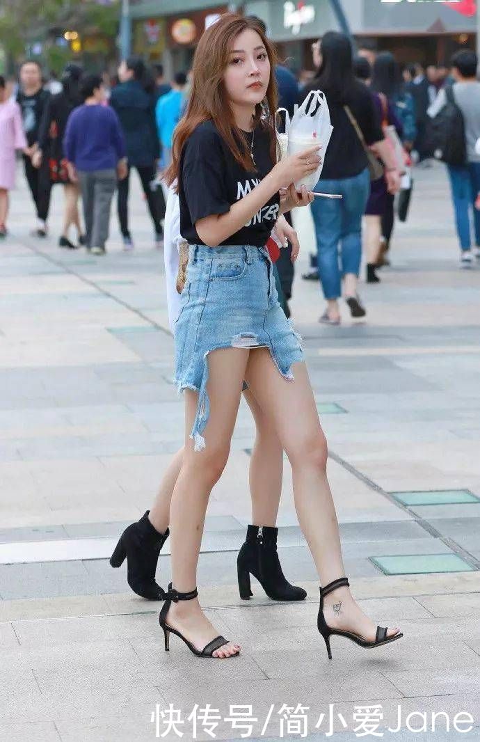 女神脚上踩着一双尖头的高跟鞋,让她看起来更加的有女人味