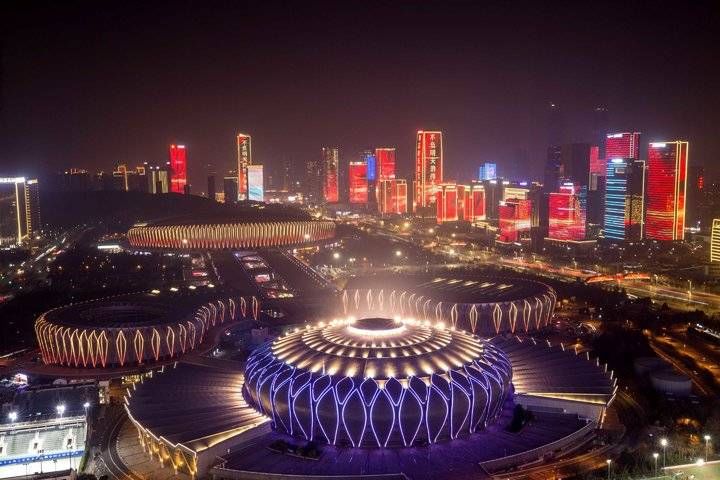 济南|新年第一天，泉城济南东部夜景红红火火霓虹闪烁，好一个开门红