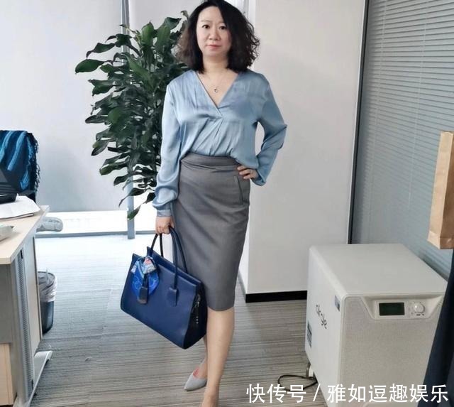颜色|中年女人穿“花衣服”很土,照着这5套简约气质风穿,减龄有活力