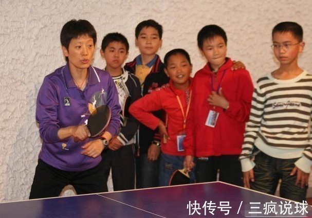 乒乓球隊|王楠宴請兩大恩師！一人曾為國乒執(zhí)教31年，一人年過60至今未婚