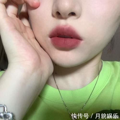均价一百元内的口红，上色快显色高，平价却不廉价，关键还不挑人