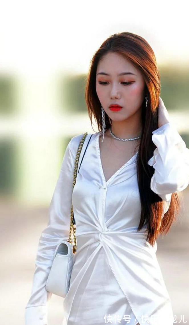 衬衫裙|高颜值的小姐姐,身穿白色衬衫裙的她,整个人的气质看上去特优雅
