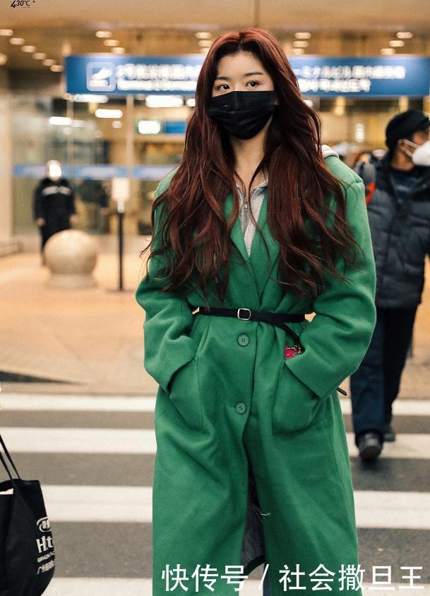 孔雪儿最新机场私服,穿绿色大衣+红色大波浪卷发又美又飒