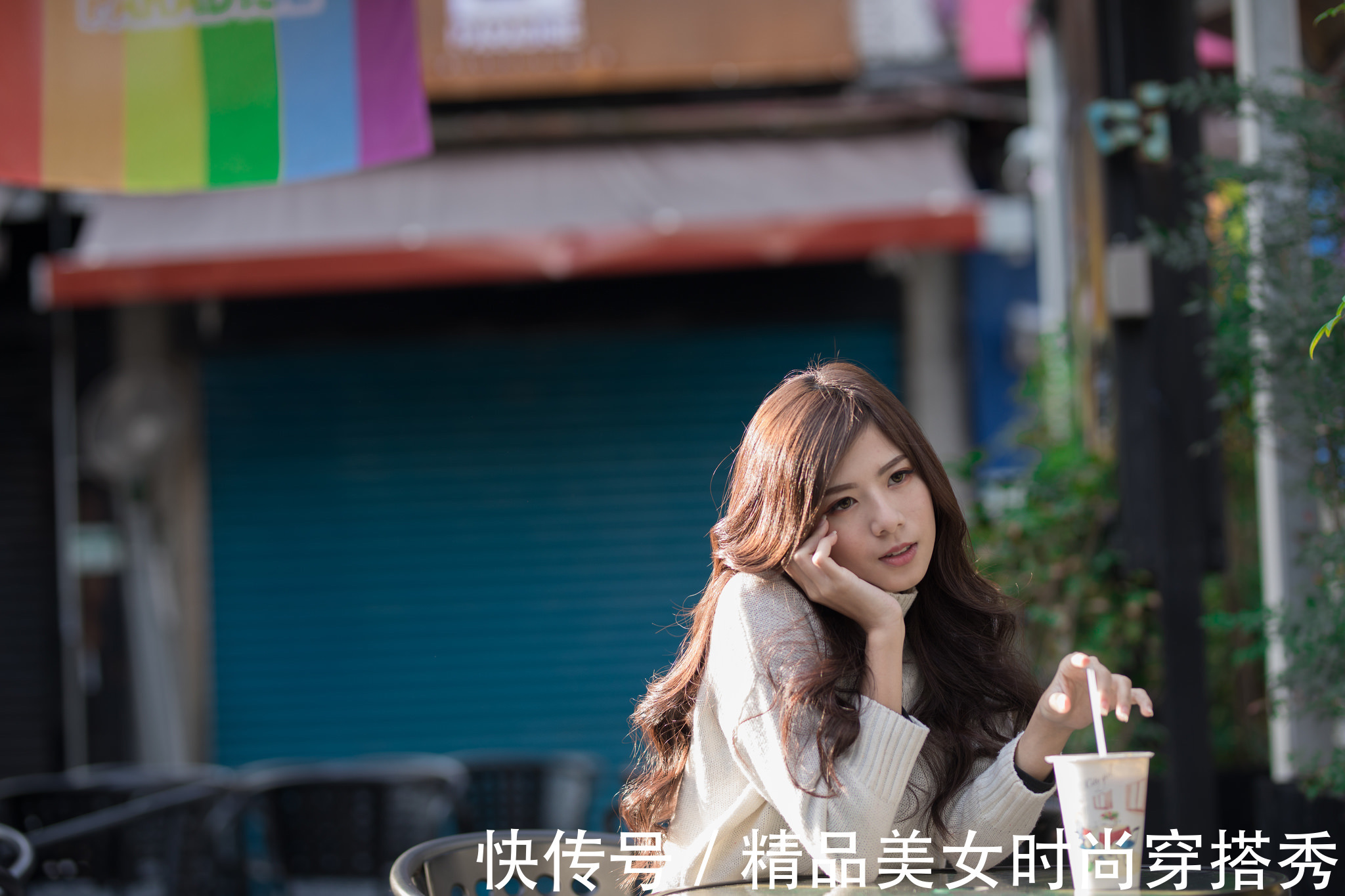 搭配|纯白色宽松毛衣，搭配一条半身裙，再配上松糕鞋，穿出不一样的美